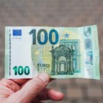 person holding 50 euro bill